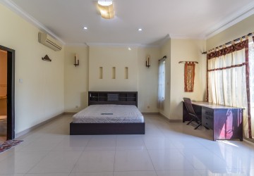 3 Bedroom Link House For Rent - Tonle Bassac, Phnom Penh thumbnail