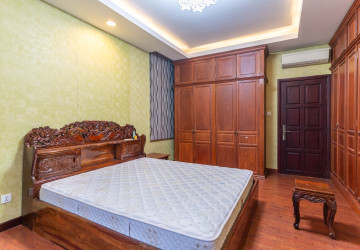 4 Bedroom Villa For Rent - Tonle Bassac, Phnom Penh thumbnail