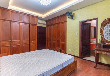 4 Bedroom Villa For Rent - Tonle Bassac, Phnom Penh thumbnail