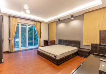 4 Bedroom Villa For Rent - Tonle Bassac, Phnom Penh thumbnail