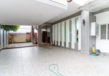 4 Bedroom Villa For Rent - Tonle Bassac, Phnom Penh thumbnail