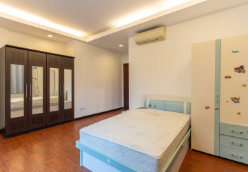 4 Bedroom Villa For Rent - Tonle Bassac, Phnom Penh thumbnail