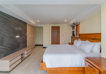 3 Bedroom Serviced Penthouse For Rent - Tonle Bassac, Phnom Penh thumbnail