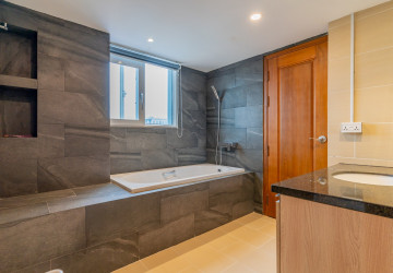 3 Bedroom Serviced Penthouse For Rent - Tonle Bassac, Phnom Penh thumbnail
